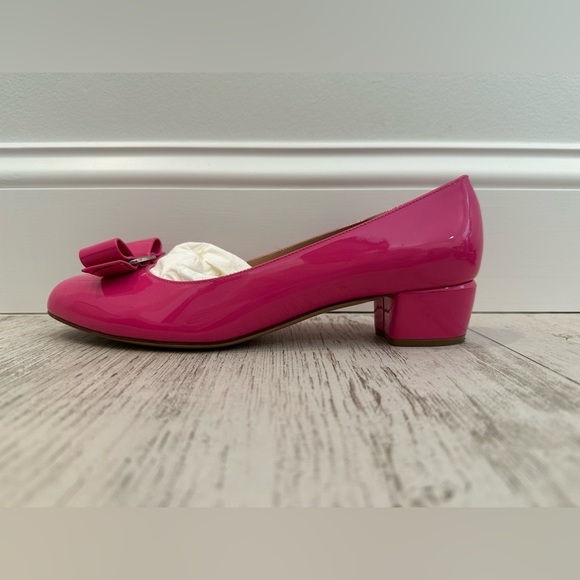 Salvatore Ferragamo | Vara Bow Pump | Patent Leather | Hot Pink | Size 8 - Picture 10 of 15